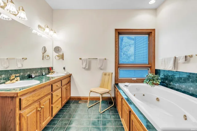 $684,900 | 1425 Lakeside Drive, Kendallville, IN 46755