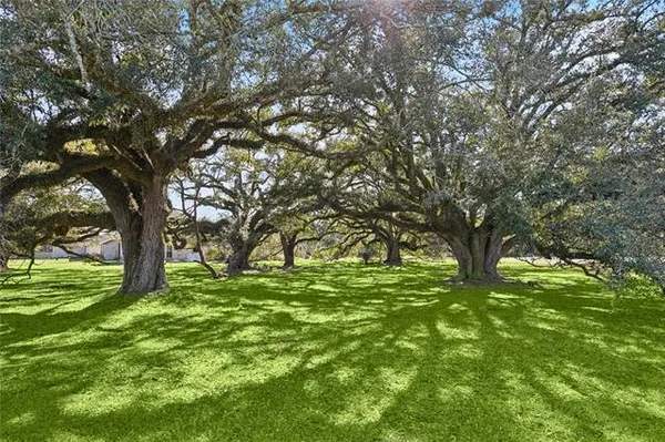 $450,000 | 183 Raiford Oaks Boulevard, Madisonville, LA 70447