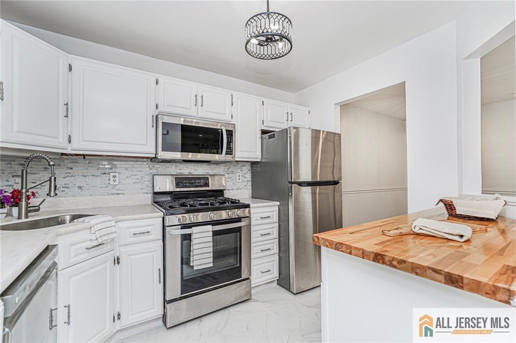 612 Chester Court Helmetta, NJ 08828 - Photo 8 of 31 a kitchen with a stove and a refrigerator