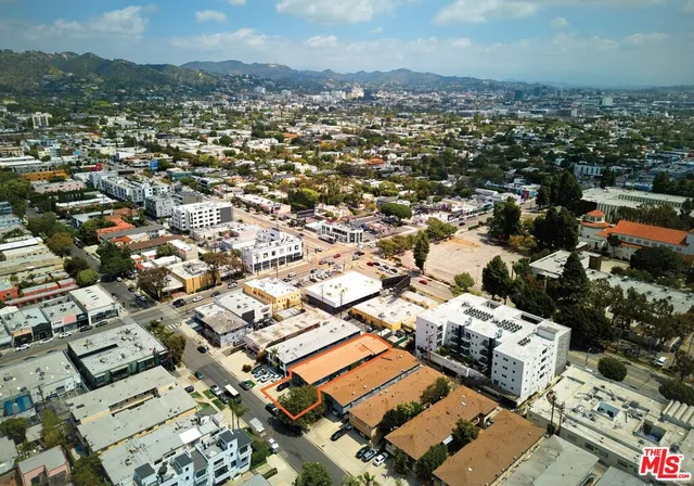 $2,925,000 | 648 North Hayworth Avenue, Los Angeles, CA 90048