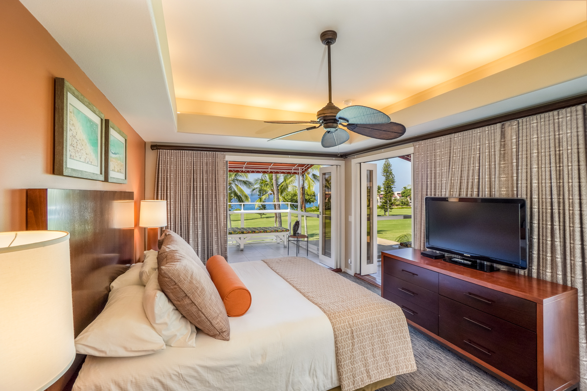78-6834 Ali‘i Drive, Unit 22B 201 & 202 Kailua-Kona, HI 96740 - Photo 9 of 24 a bedroom with a bed and a flat screen tv