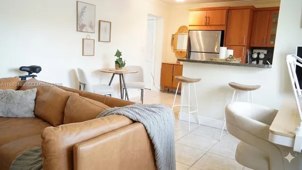 $2,250 | 3240 Mary Street, Unit S206, Miami, FL 33133