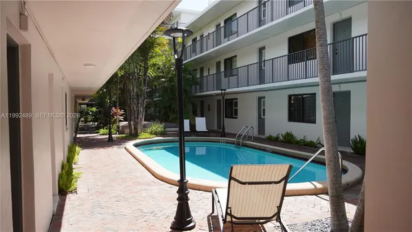 $2,250 | 3240 Mary Street, Unit S206, Miami, FL 33133