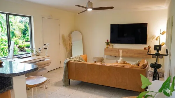 $2,250 | 3240 Mary Street, Unit S206, Miami, FL 33133