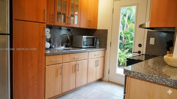 $2,250 | 3240 Mary Street, Unit S206, Miami, FL 33133