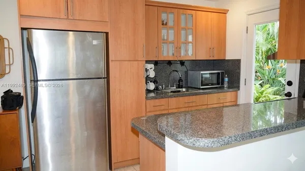 $2,250 | 3240 Mary Street, Unit S206, Miami, FL 33133