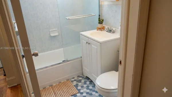 $2,250 | 3240 Mary Street, Unit S206, Miami, FL 33133