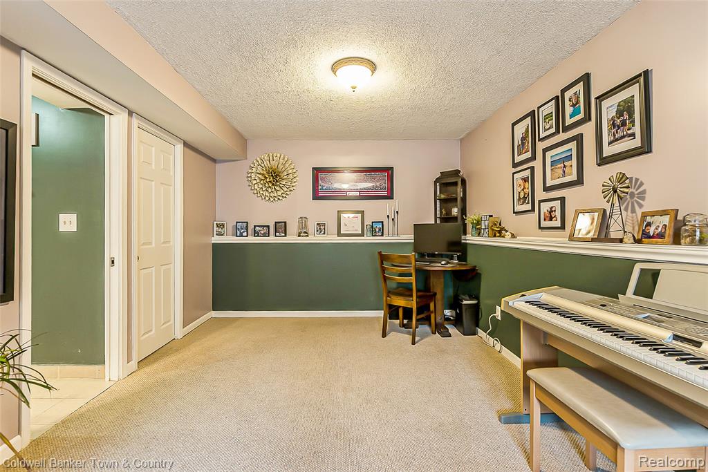 411 Springwell Lane Howell, MI 48843 - Photo 19 of 33