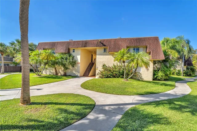 a view of a back yard