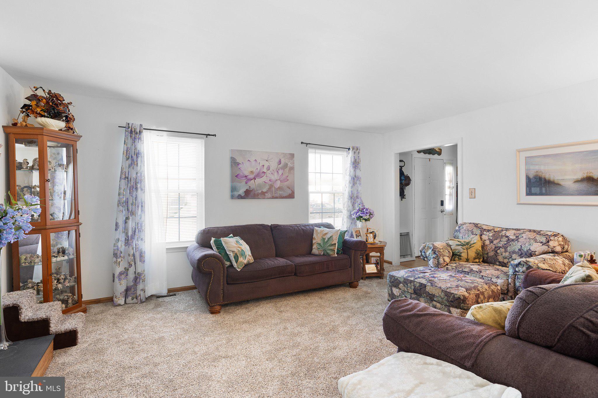 502 Mason Drive New Castle, DE 19720 - Photo 10 of 17 a living room with furniture and a window