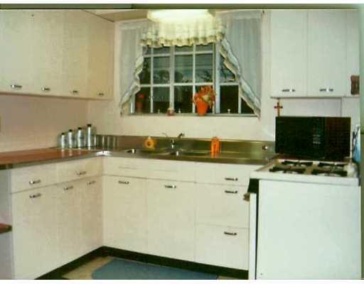 21 Elmwood Road Pittsburgh, PA 15209 - Photo 5 of 8 Kitchen.