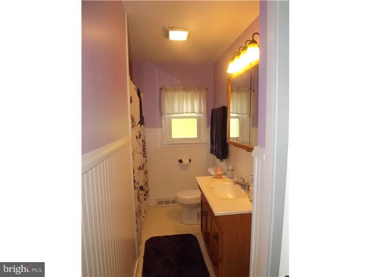 1006 Crestview Avenue Reading, PA 19607 - Photo 9 of 17 Bathroom