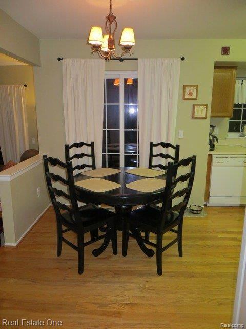 1692 Ridgecrest Rochester, MI 48306 - Photo 21 of 23 KitchenNook.jpg