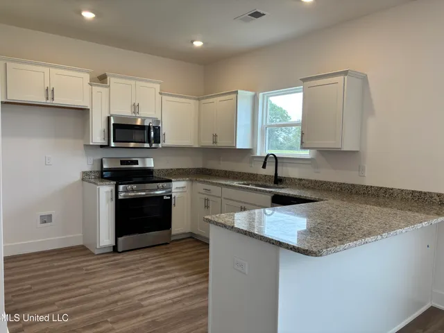 $334,900 | 107 Red Bird Cove, Batesville, MS 38606