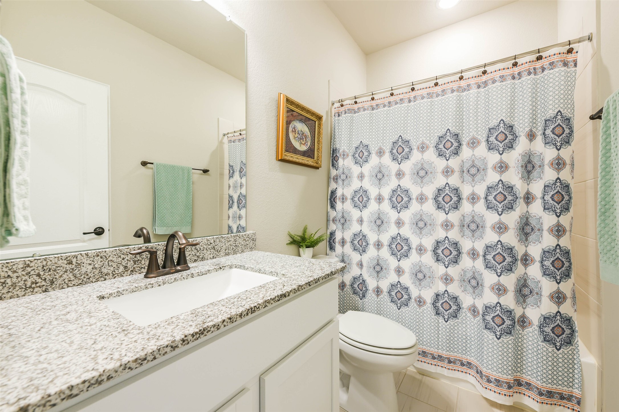 8307 Divot Trace Fulshear, TX 77441 - Photo 8 of 16 Common Bathroom