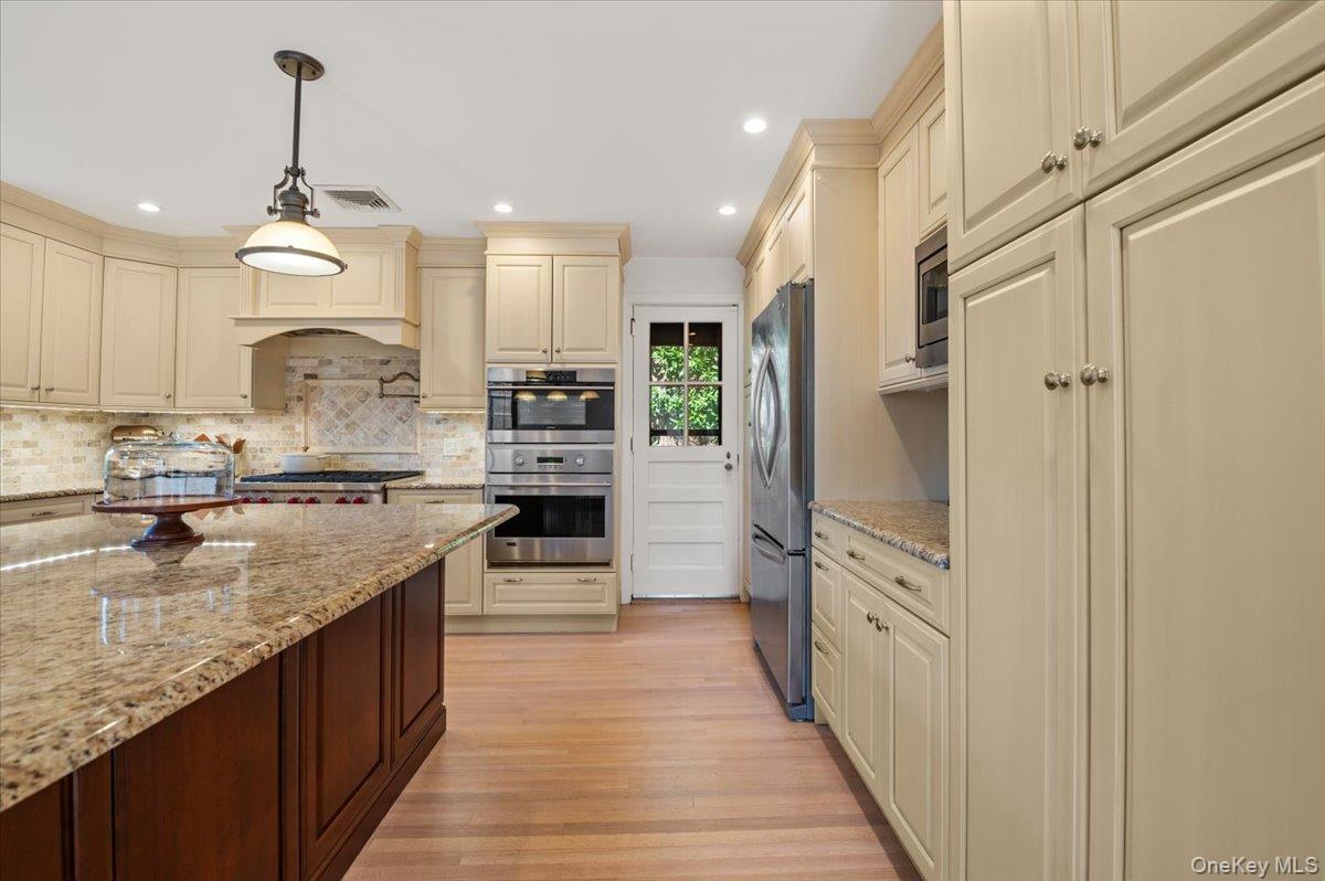 12 Hampton Road Port Washington, NY 11050 - Photo 9 of 36 Gallery Image 9