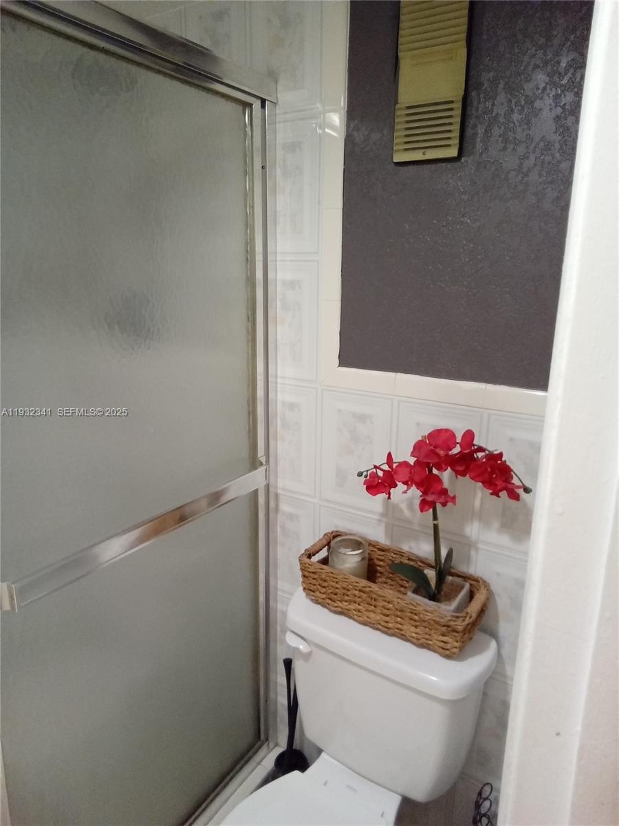 1000 St Charles Place, Unit L2 Pembroke Pines, FL 33026 - Photo 8 of 16 a bathroom with a sink and mirror