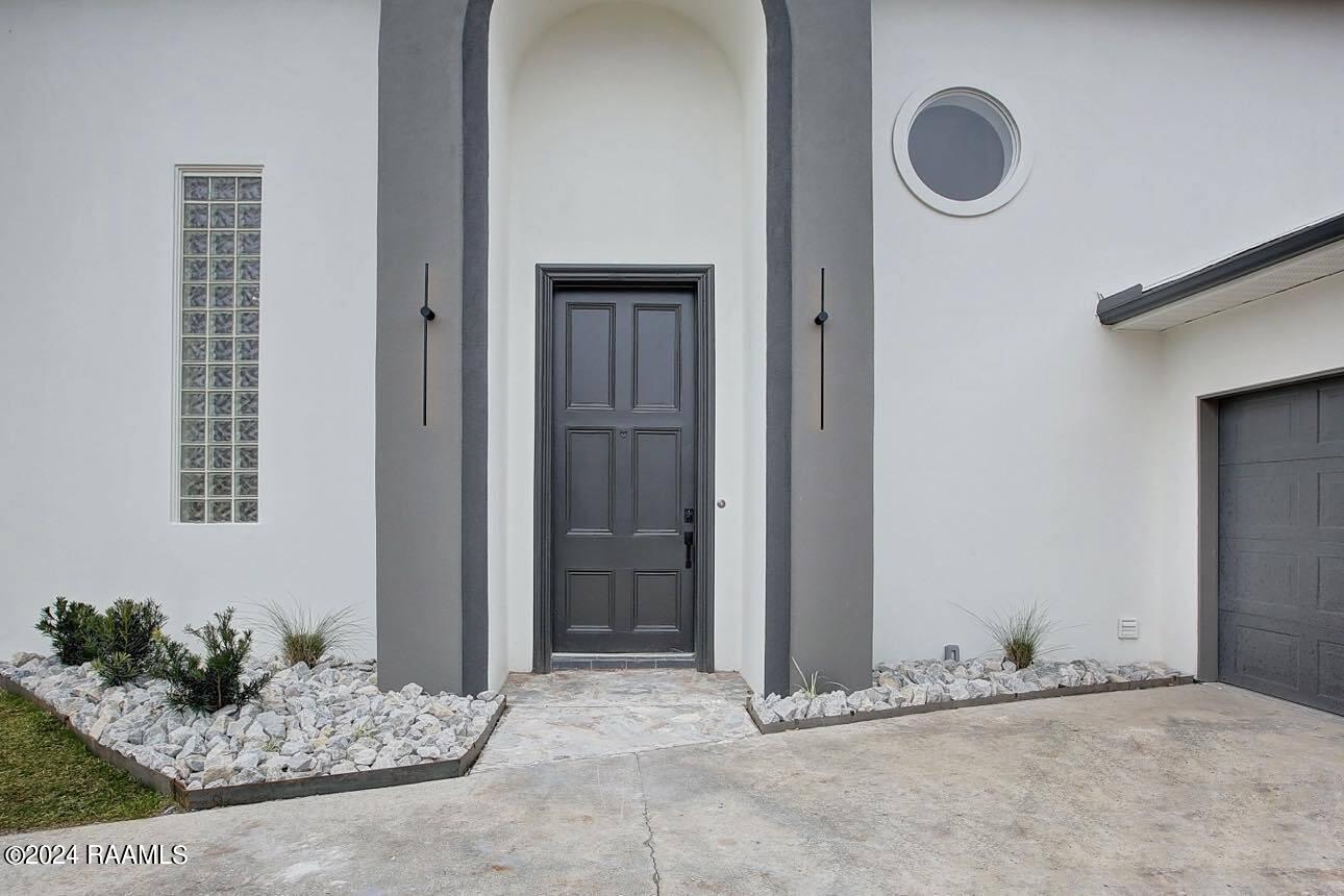 305 Redoak Circle Lafayette, LA 70506 - Photo 2 of 28 450103332_464803643110932_42876214315067