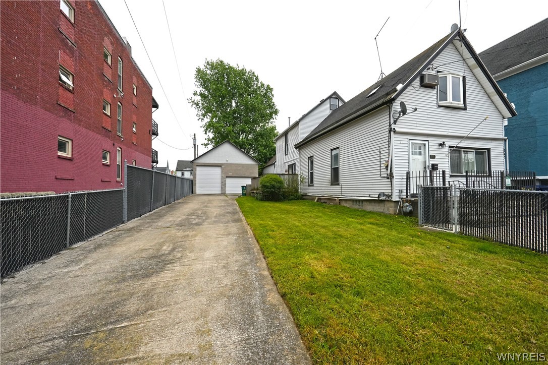 247 Barton Street Buffalo, NY 14213 - Photo 2 of 43