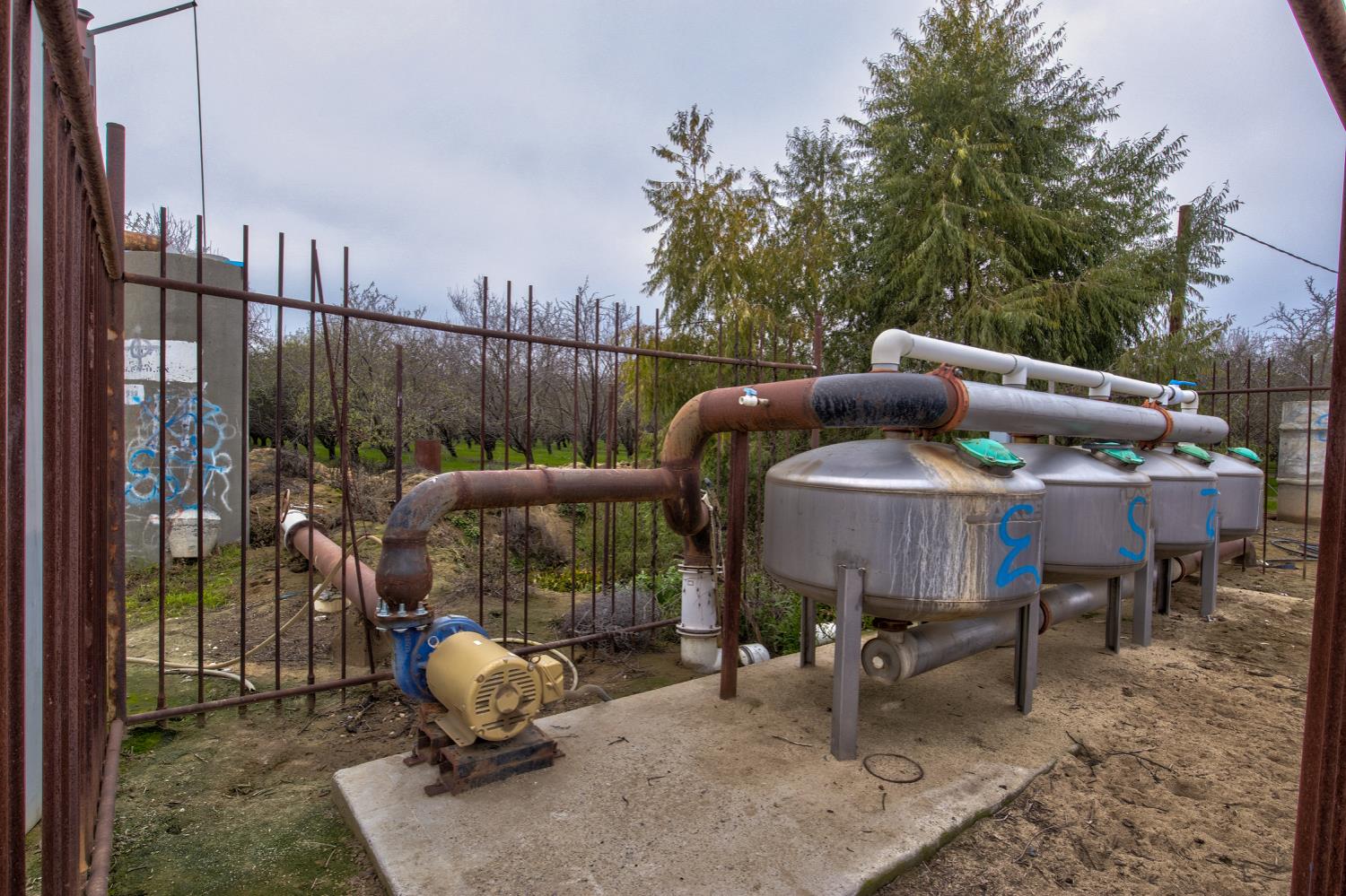 0 West Cable Street Earlimart, CA 93219 - Photo 9 of 14 a patio with glass top table and chairs