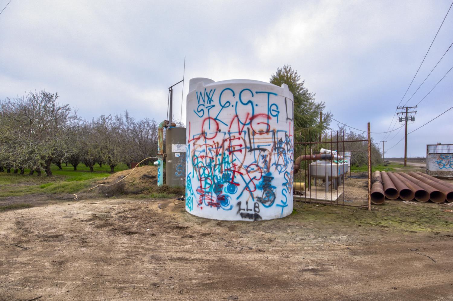 0 West Cable Street Earlimart, CA 93219 - Photo 10 of 14 a view of a garage with a table and chairs