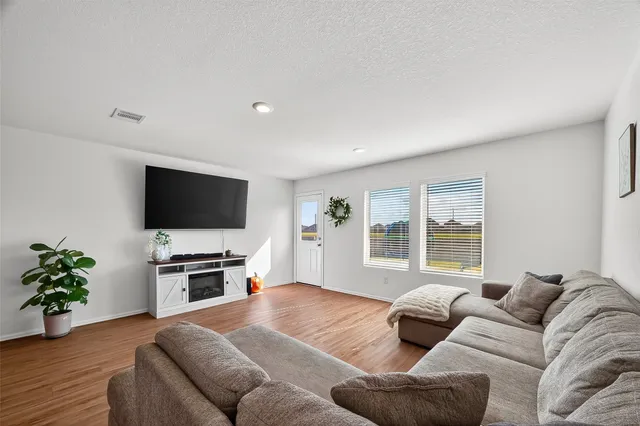 $2,100 | 4206 Barrington Cove Lane, Baytown, TX 77521