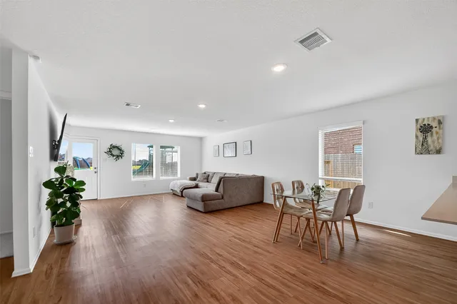 $2,100 | 4206 Barrington Cove Lane, Baytown, TX 77521