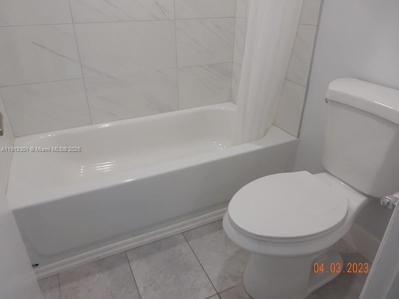 400 North Surf Road, Unit 303 Hollywood, FL 33019 - Photo 6 of 17 a bathroom with a toilet and a bathtub