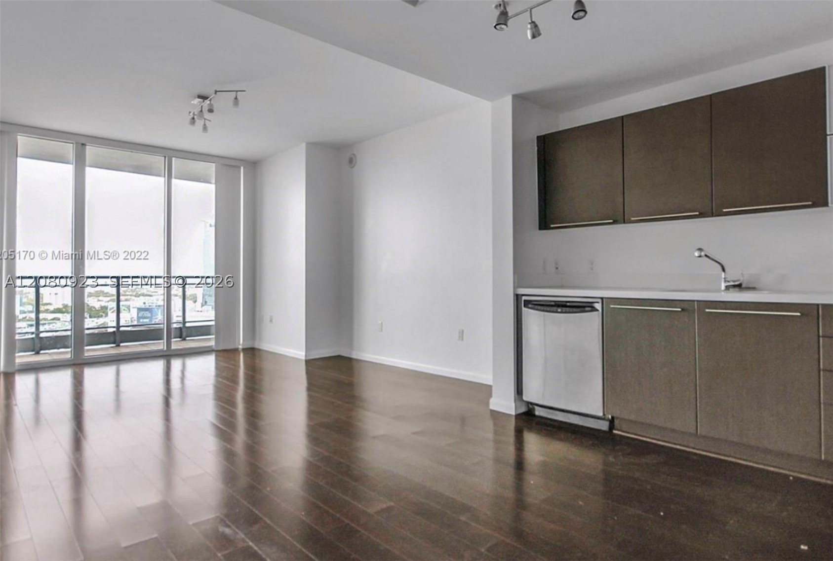 90 Southwest 3rd Street, Unit 2210 Miami, FL 33130 - Photo 2 of 21 Gallery Image 2