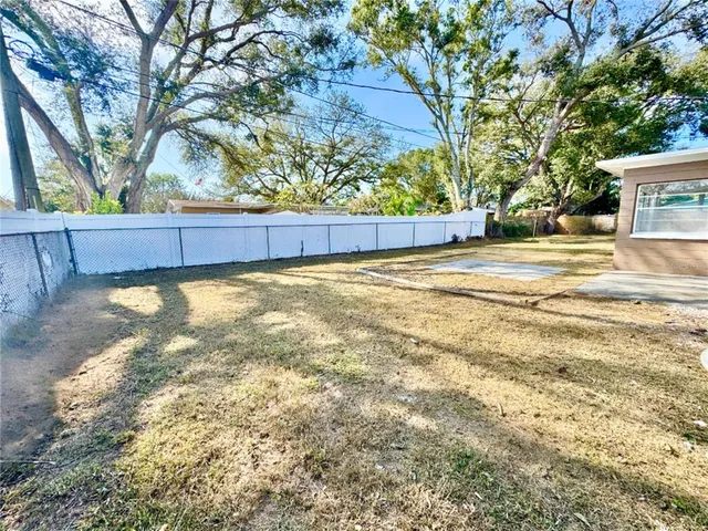 a view of a backyard