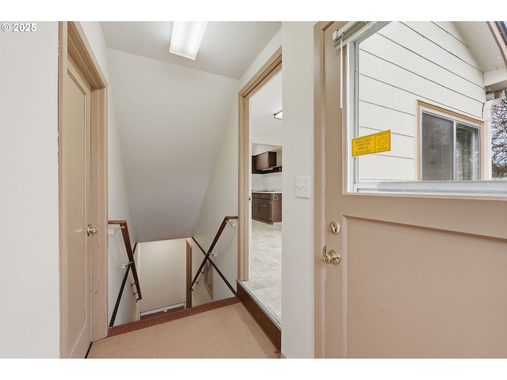 11040 Southeast McCreary Lane Boring, OR 97009 - Photo 14 of 38 a view of a hallway with a dining table and chair
