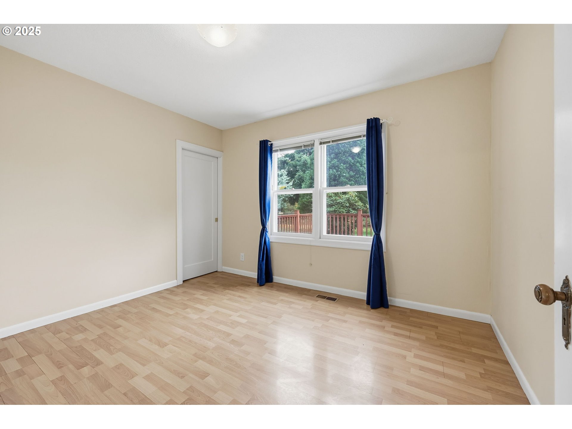11040 Southeast McCreary Lane Boring, OR 97009 - Photo 20 of 38 an empty room with wooden floor and windows
