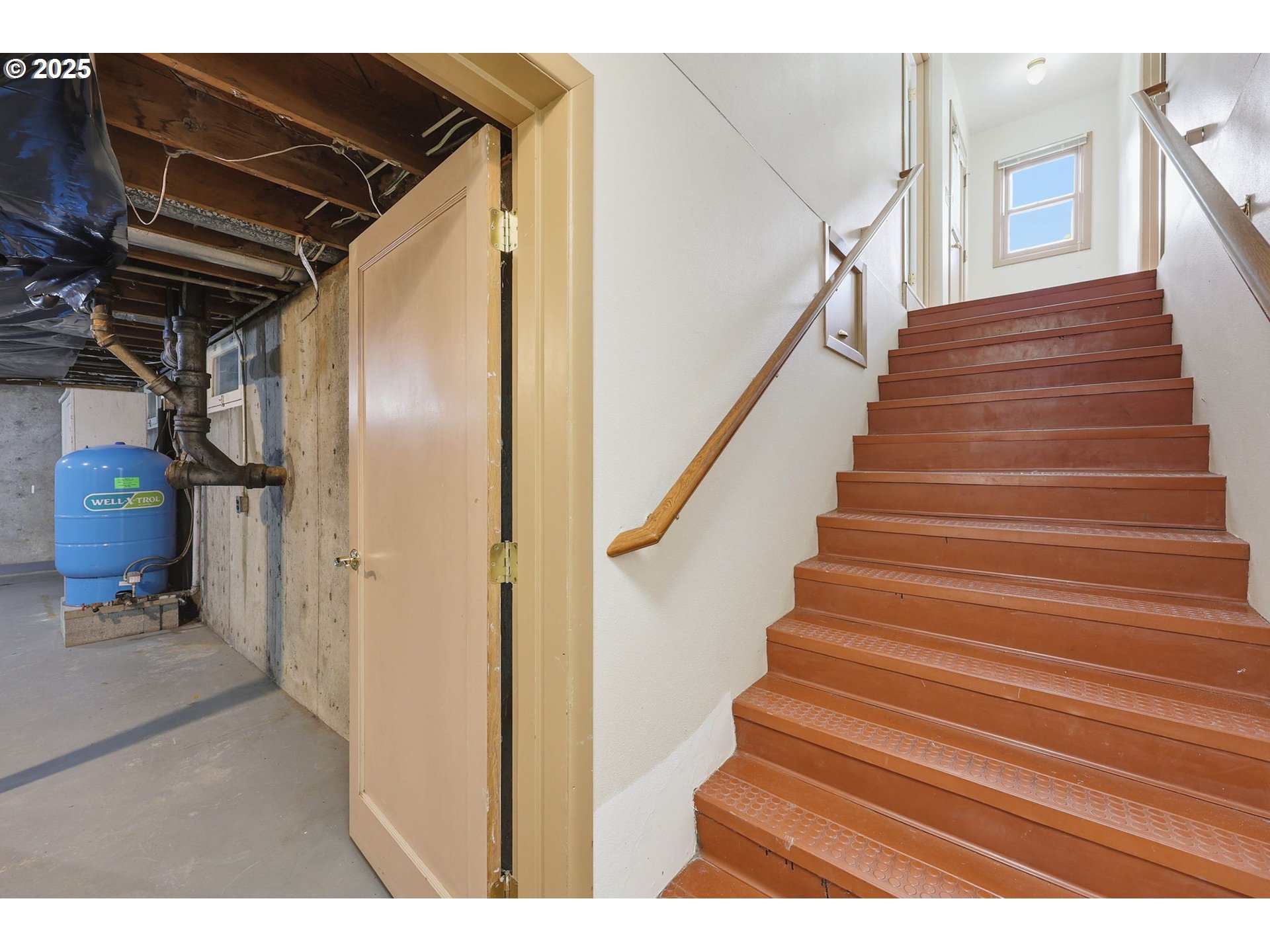 11040 Southeast McCreary Lane Boring, OR 97009 - Photo 23 of 38 a view of entryway and hall