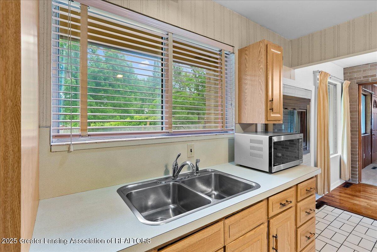 918 Bon Air Road Lansing, MI 48917 - Photo 14 of 44 24-Media Jett - 22
