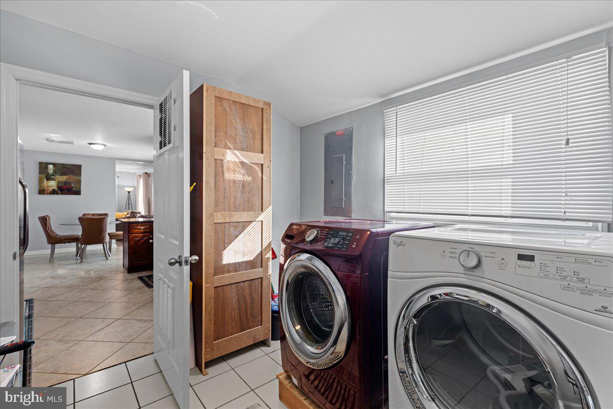 142 Pheasant Lane Willingboro, NJ 08046 - Photo 14 of 24 a view of livingroom with washer and dryer