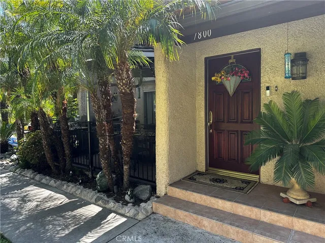 a view of entryway front of house