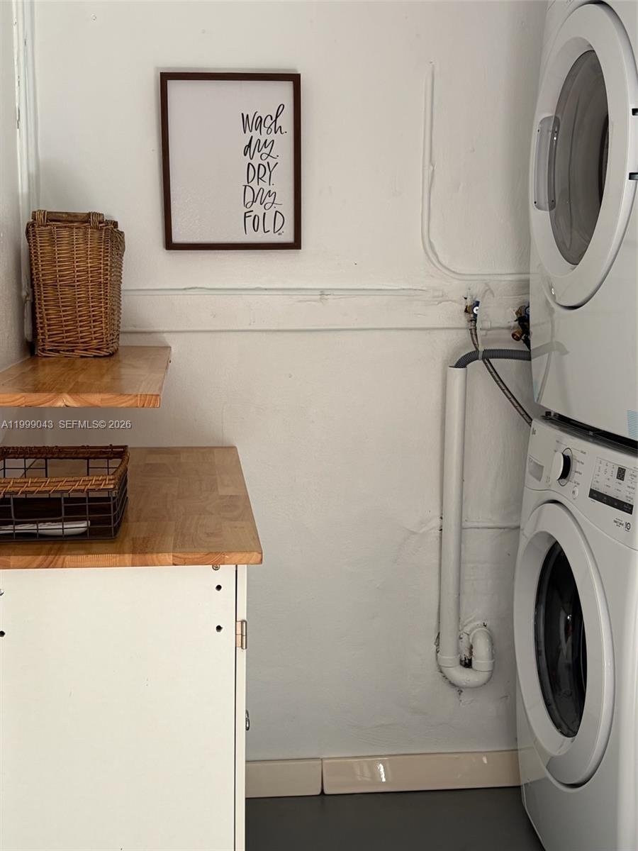 10441 Mahogany Key Circle, Unit 202 Miami, FL 33196 - Photo 31 of 42 a utility room with dryer and washer
