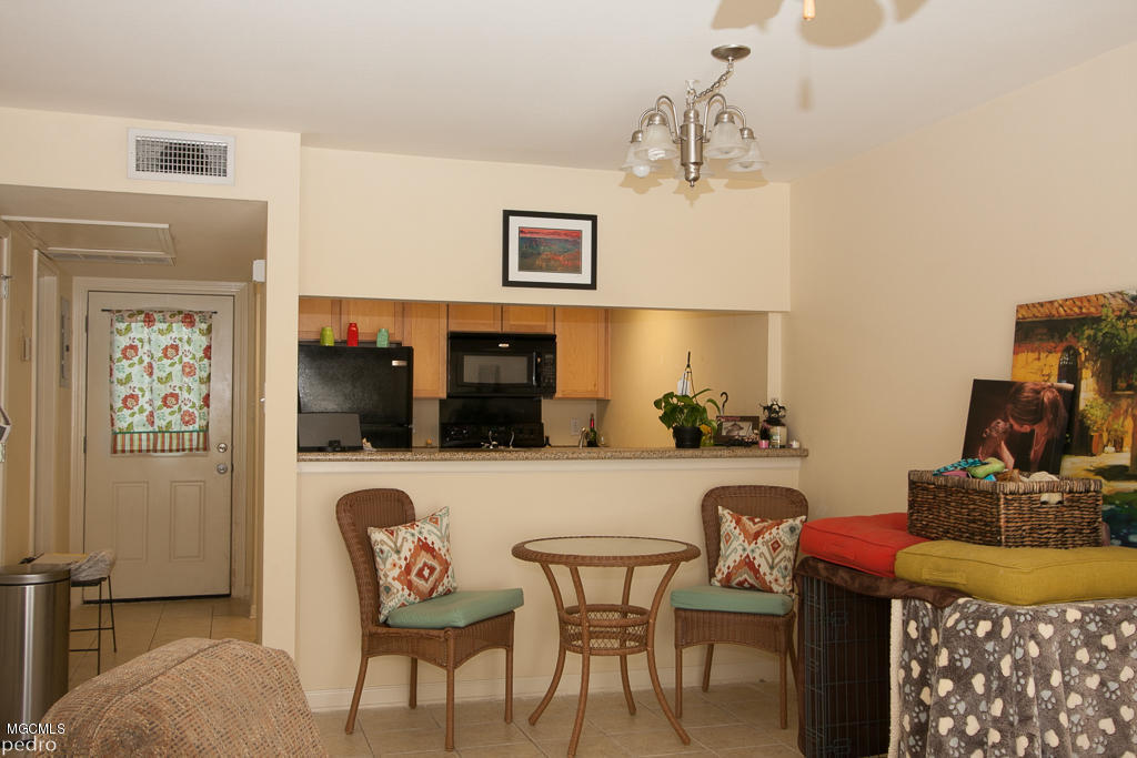 3230 Cumberland Road, Unit 32 Ocean Springs, MS 39564 - Photo 3 of 20 Living Room