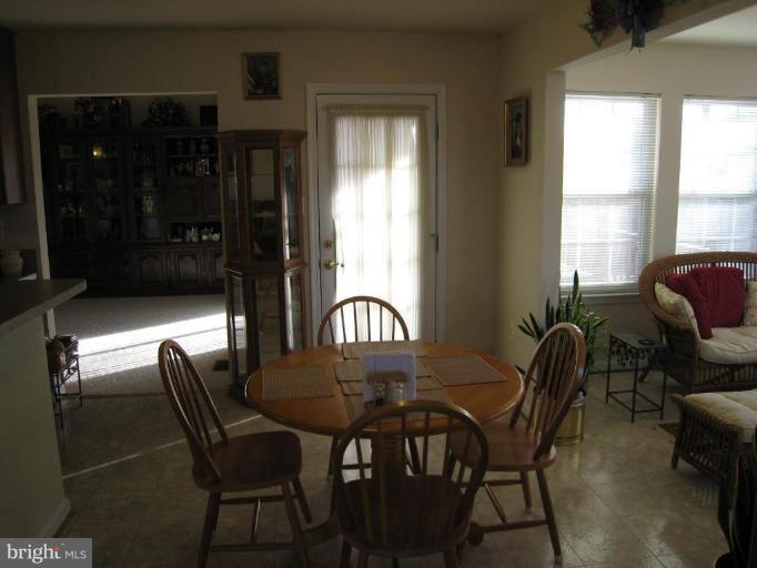 11801 Thrift Road Clinton, MD 20735 - Photo 17 of 30 Breakfast Area