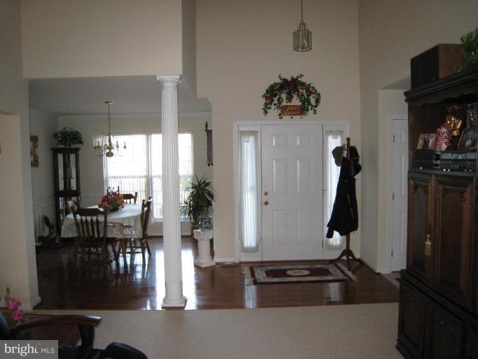11801 Thrift Road Clinton, MD 20735 - Photo 5 of 30 Entrance / Foyer