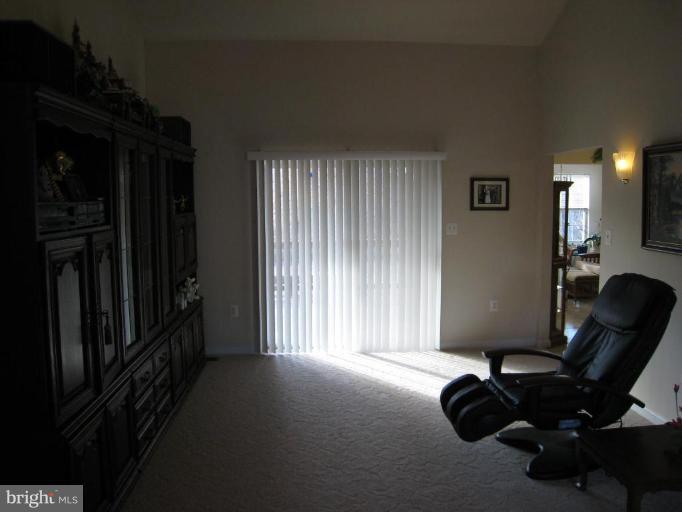 11801 Thrift Road Clinton, MD 20735 - Photo 7 of 30 Living Room