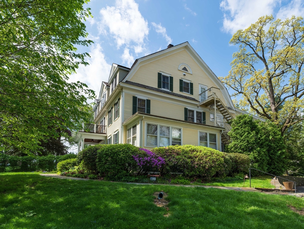 88 Round Hill Road, Unit 4 Northampton, MA 01060 - Photo 2 of 32 Gallery Image 2