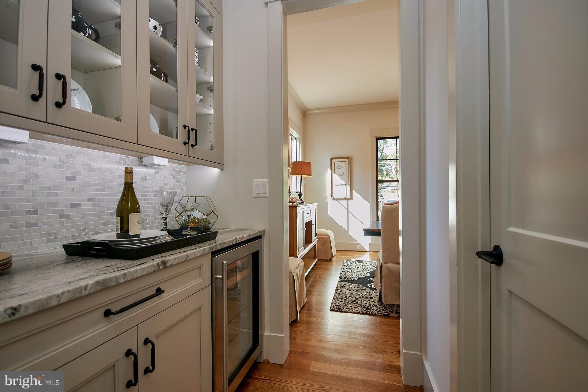 3313 John Marshall Drive Arlington, VA 22207 - Photo 9 of 30 Large Butler's Pantry