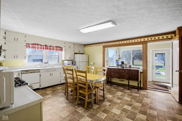 $319,900 | 3850 South 150 West, Columbus, IN 47201