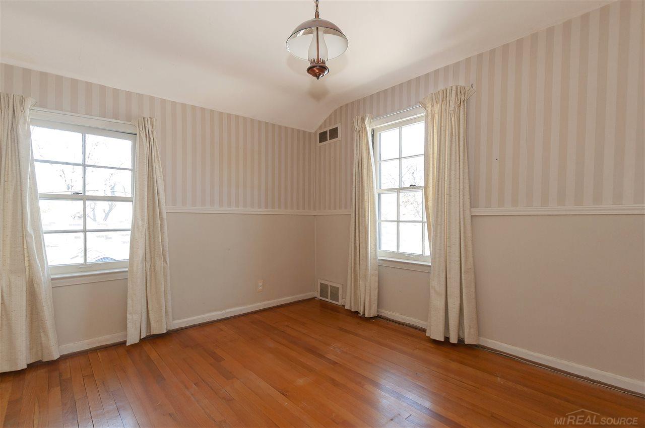 1590 Fairholme Road Grosse Pointe, MI 48236 - Photo 19 of 32 50008341-18.JPG