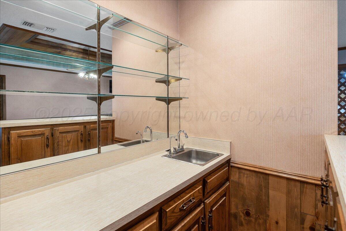 3627 Tripp Avenue Amarillo, TX 79121 - Photo 15 of 31 Den Wet Bar