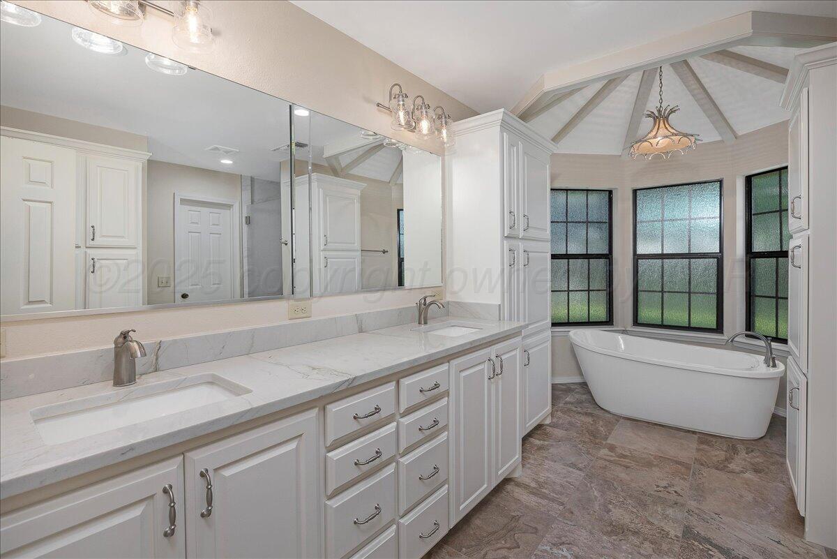 3627 Tripp Avenue Amarillo, TX 79121 - Photo 22 of 31 Primary Bathroom