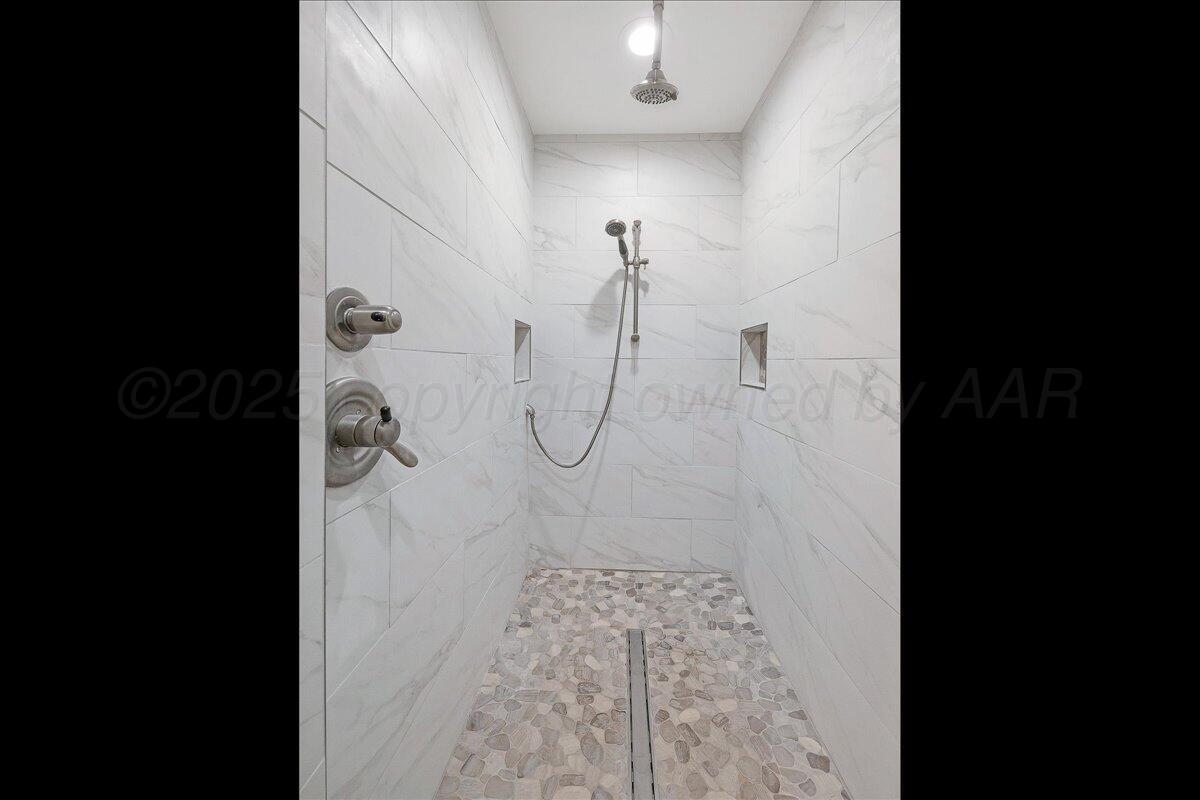 3627 Tripp Avenue Amarillo, TX 79121 - Photo 24 of 31 Primary Shower