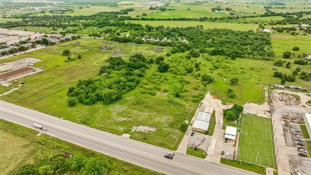 a view of yard with green space