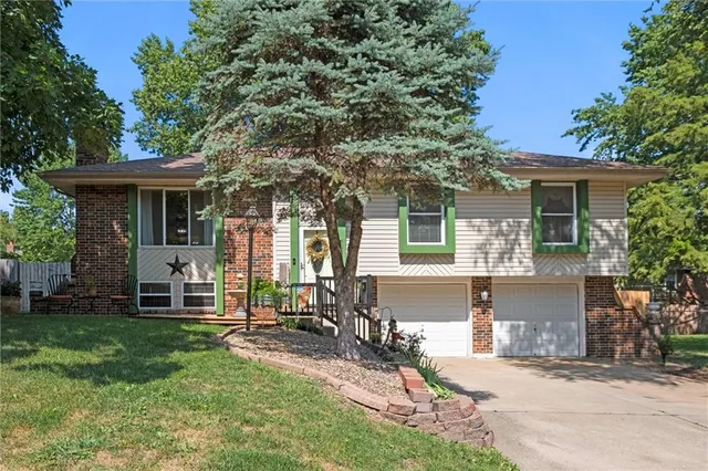 $300,000 | 517 Northeast Johnston Drive, Blue Springs, MO 64014